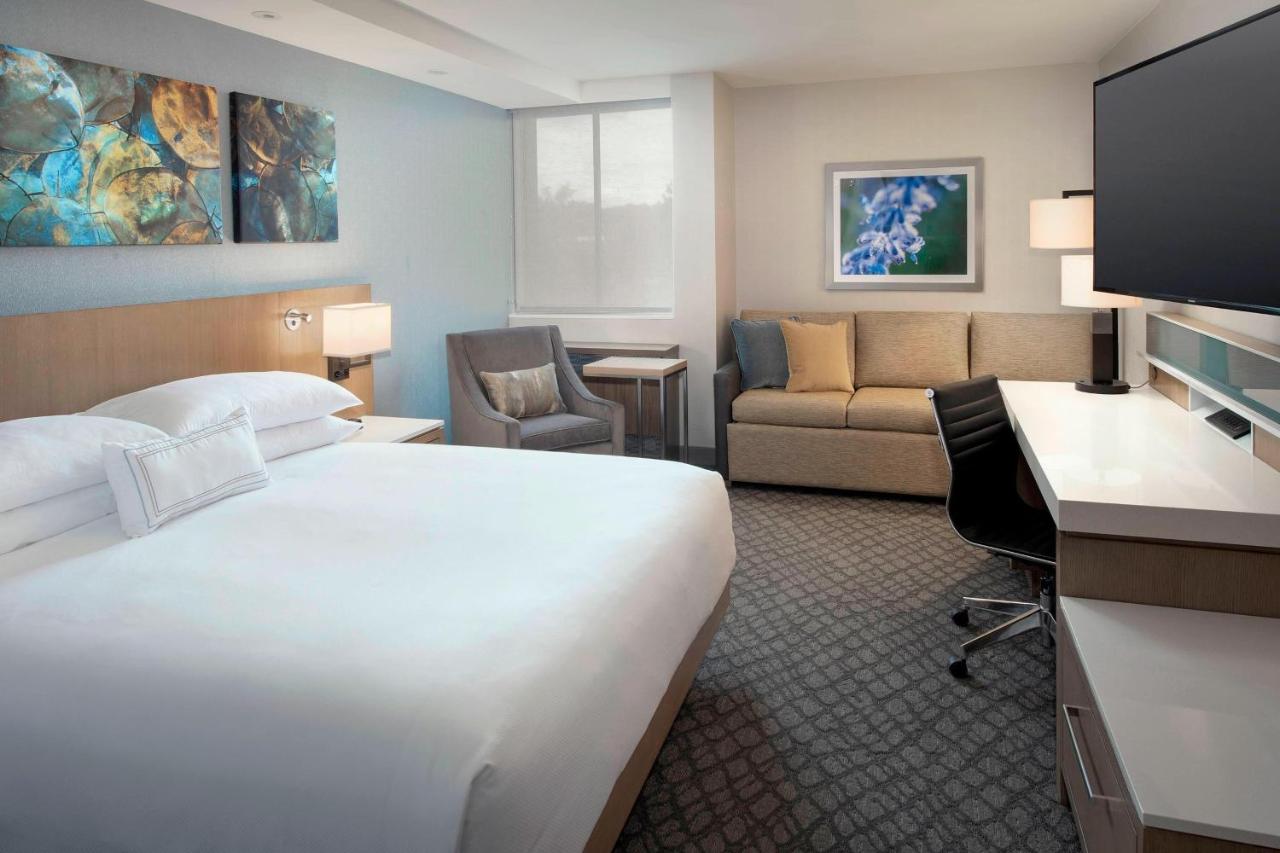 King Room with Sofa Bed at Delta Hotels by Marriott Seattle Everett