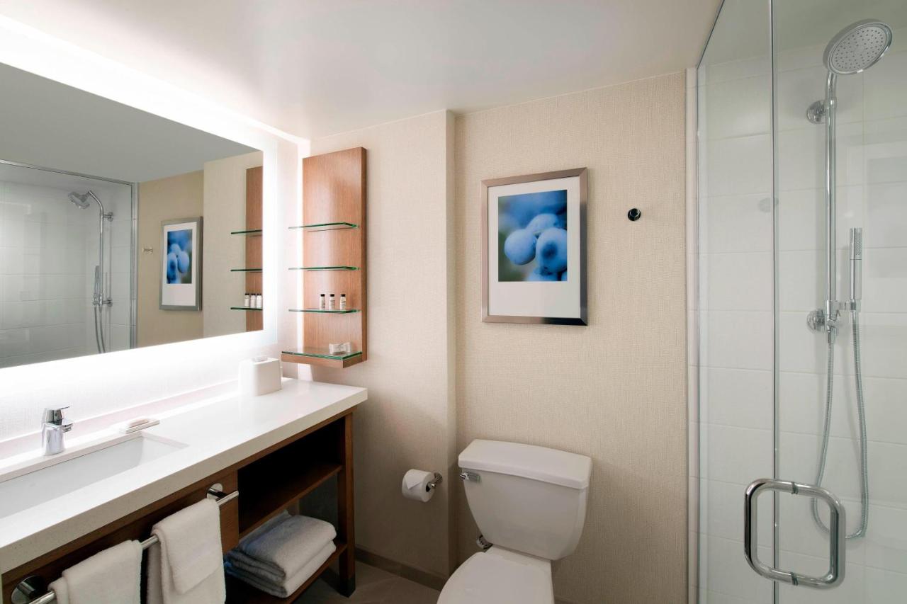 | Delta Hotels by Marriott Seattle Everett