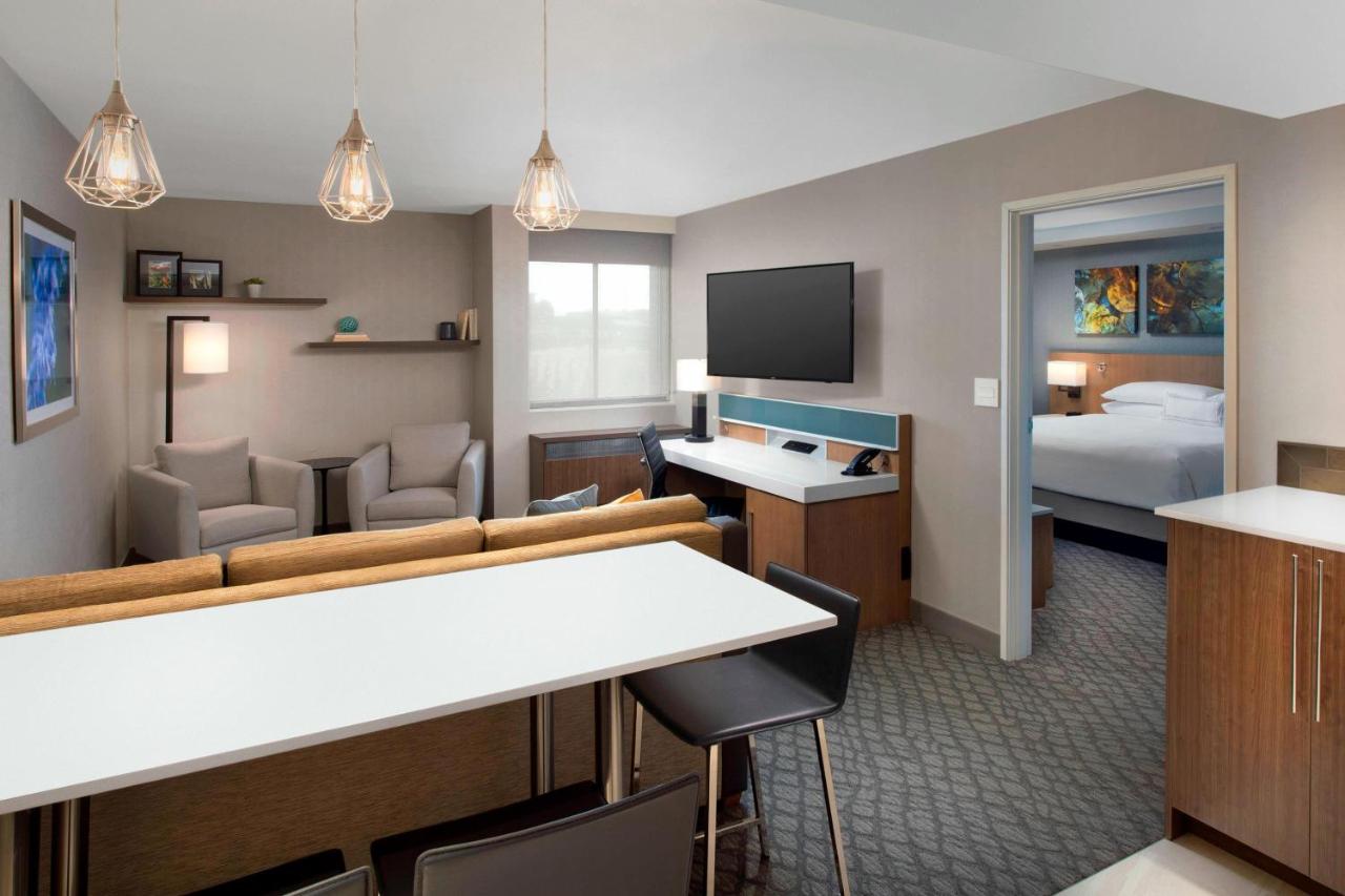 | Delta Hotels by Marriott Seattle Everett