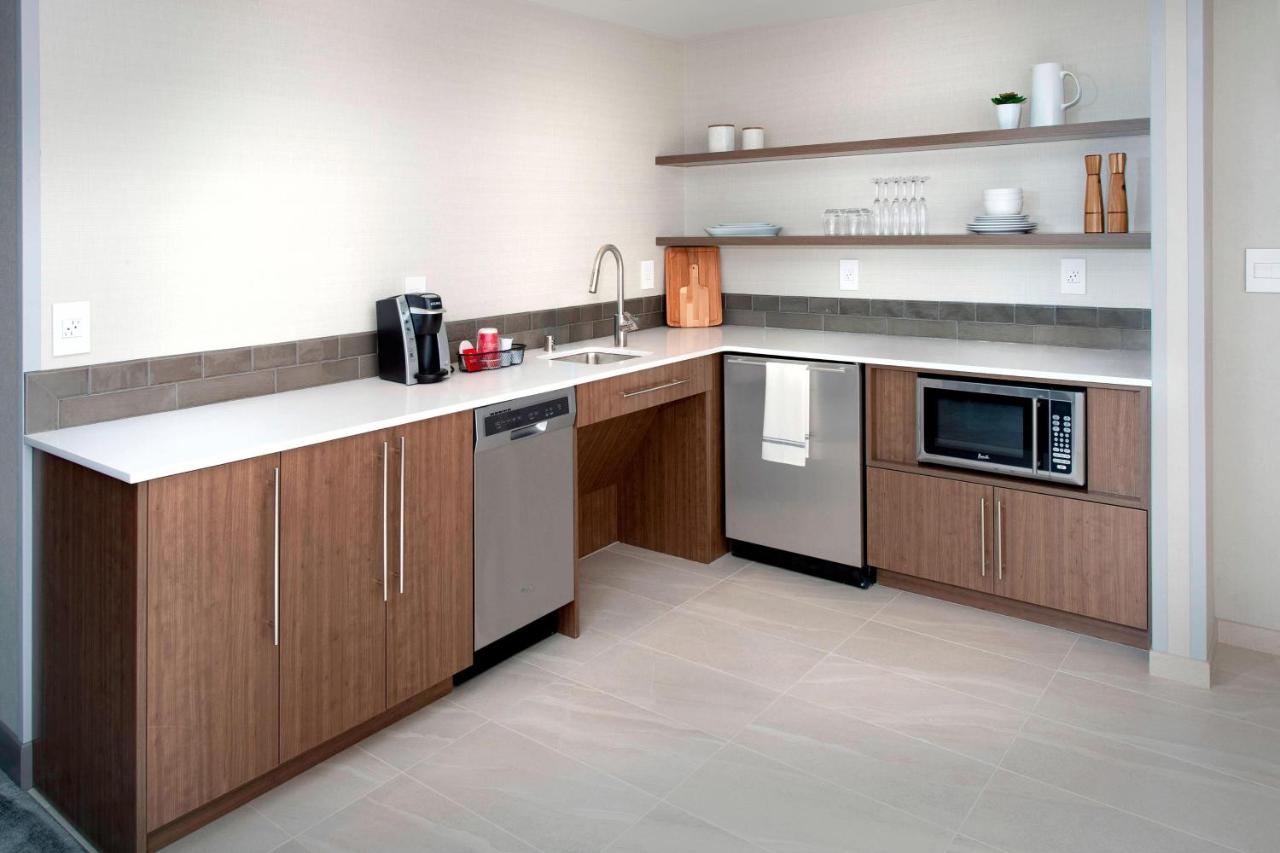 | Delta Hotels by Marriott Seattle Everett