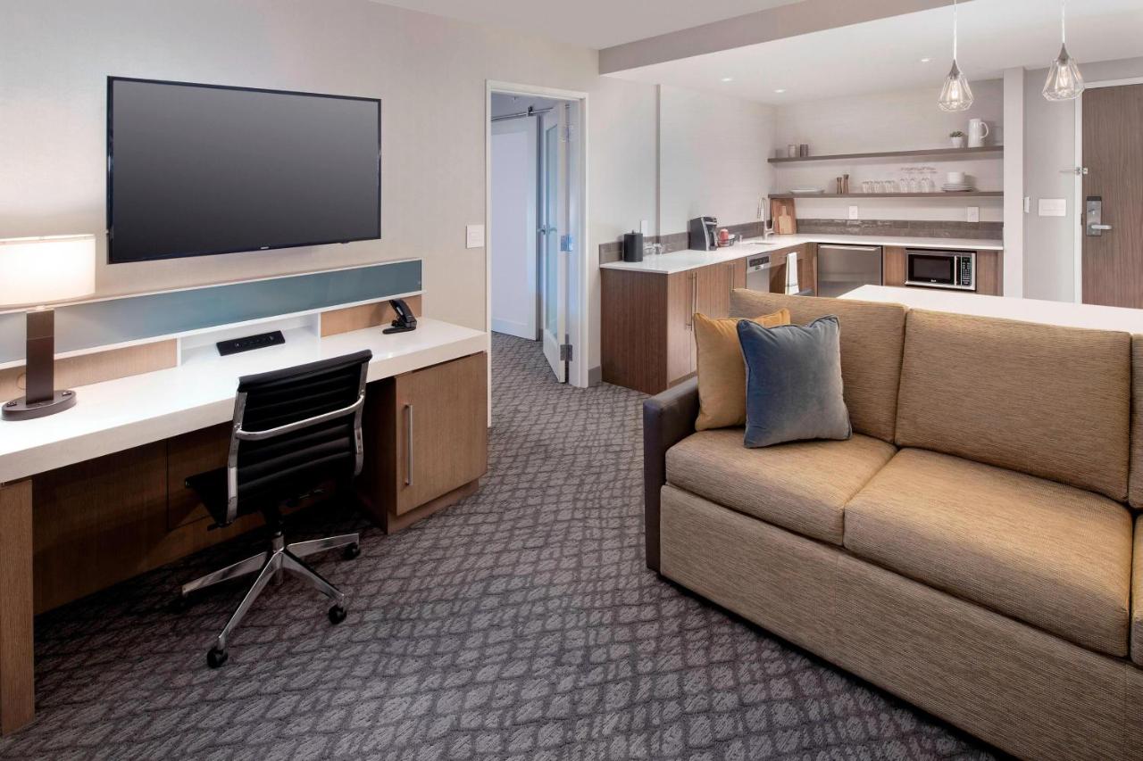 | Delta Hotels by Marriott Seattle Everett