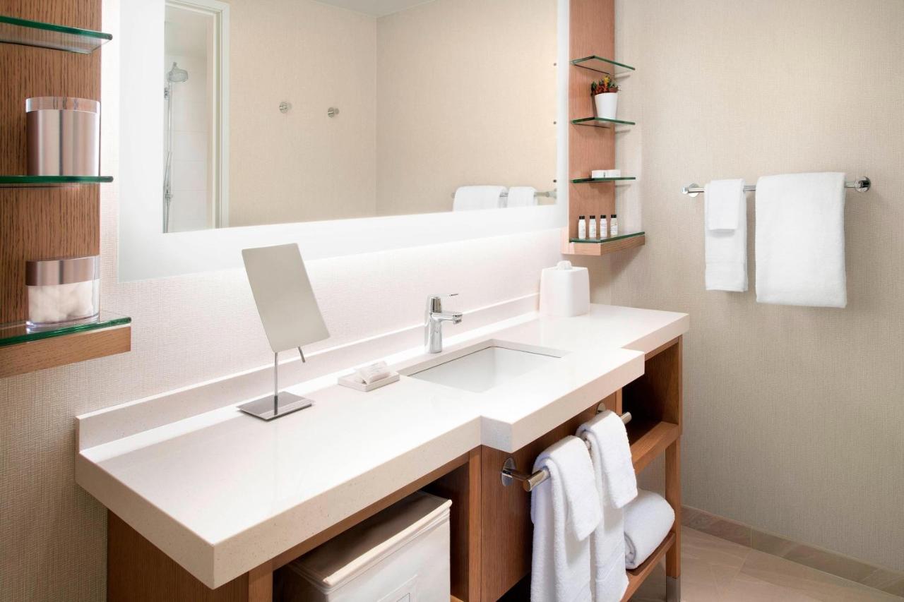 | Delta Hotels by Marriott Seattle Everett