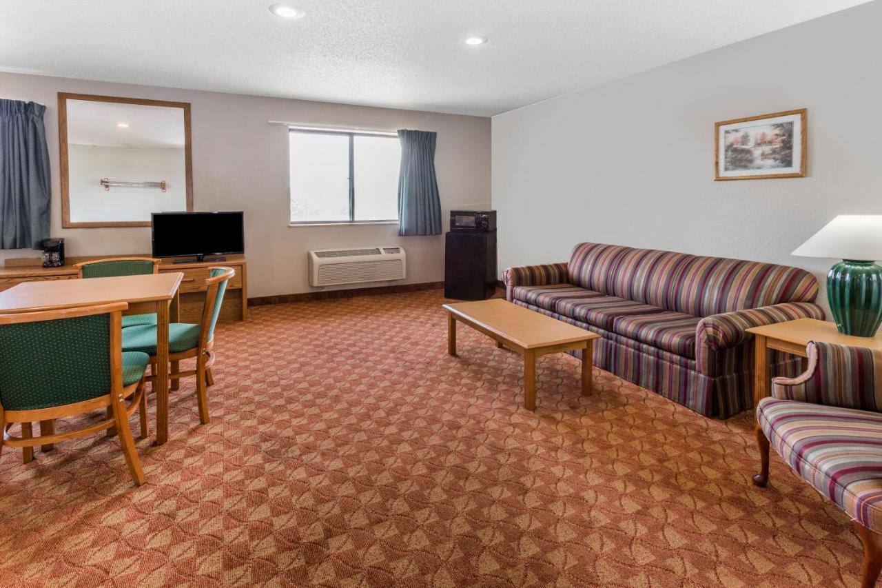 | Super 8 by Wyndham St. Charles