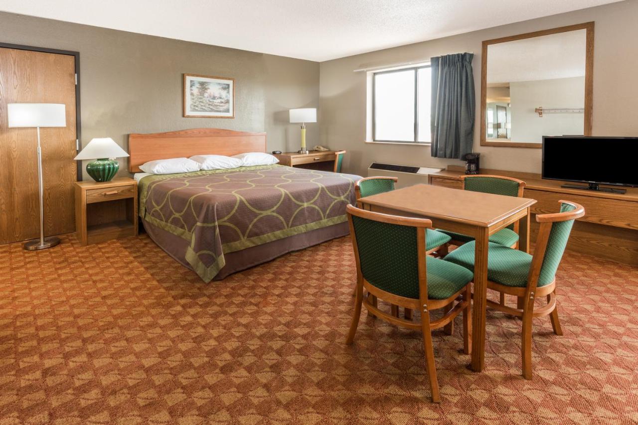 | Super 8 by Wyndham St. Charles