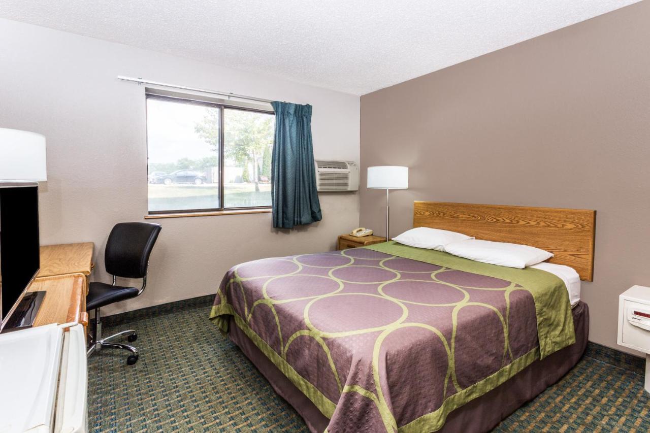 | Super 8 by Wyndham St. Charles