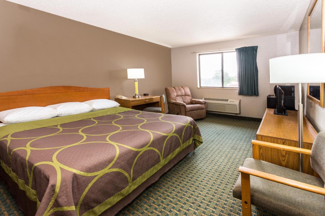 | Super 8 by Wyndham St. Charles