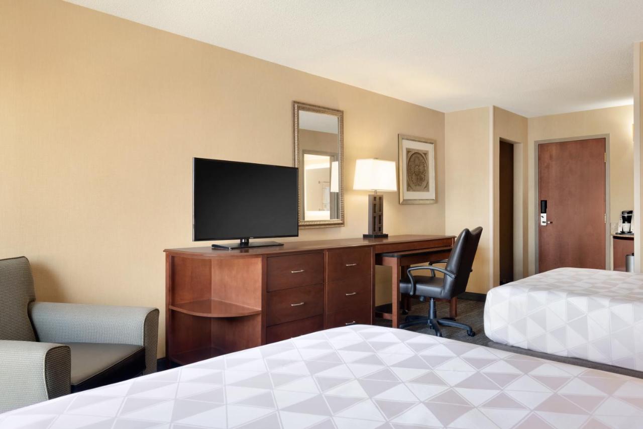 Double Room with Two Double Beds - Non-Smoking at Holiday Inn National Airport/Crystal City by IHG