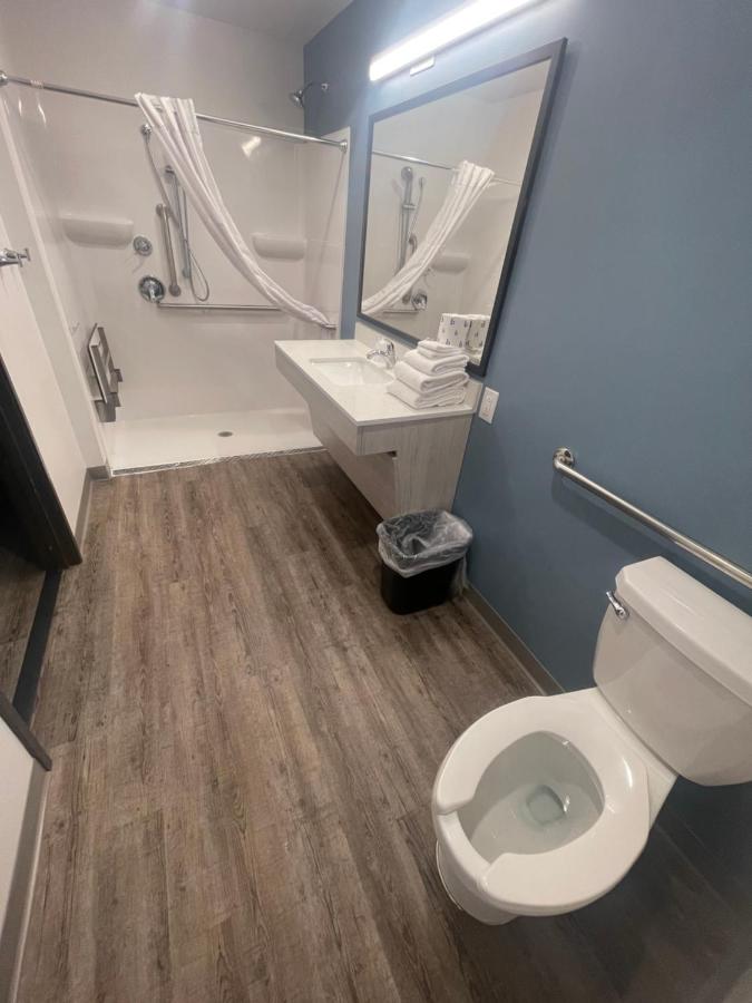 Queen Room with Roll-In Shower - Disability Access/Non Smoking at WoodSpring Suites Concord-Charlotte Speedway