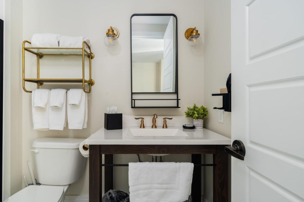 One-Bedroom Apartment at Hancock House