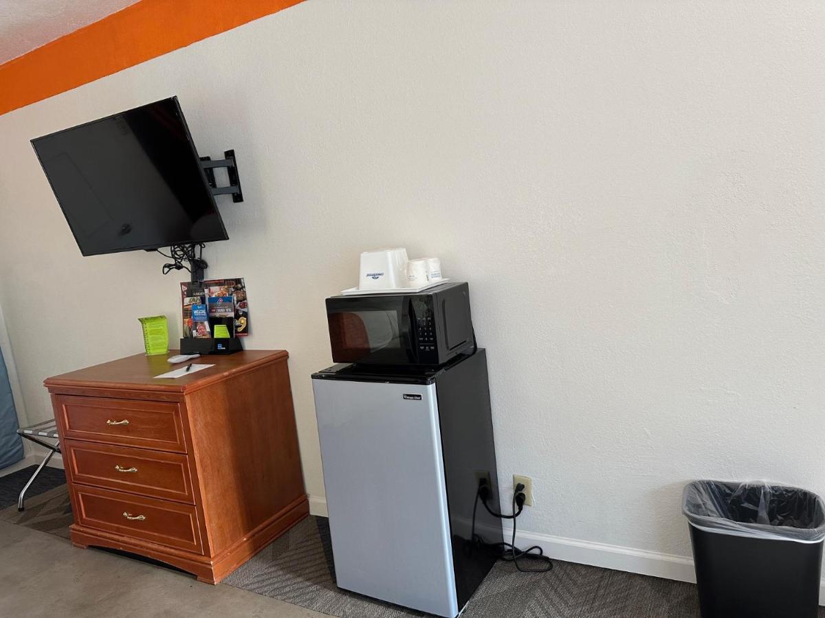 Double Room with Two Double Beds - Mobility Access/Non-Smoking at Howard Johnson by Wyndham Gallup