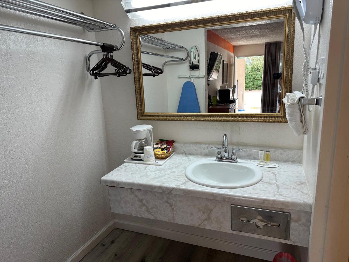 King Room - Mobility Access/Non-Smoking at Howard Johnson by Wyndham Gallup