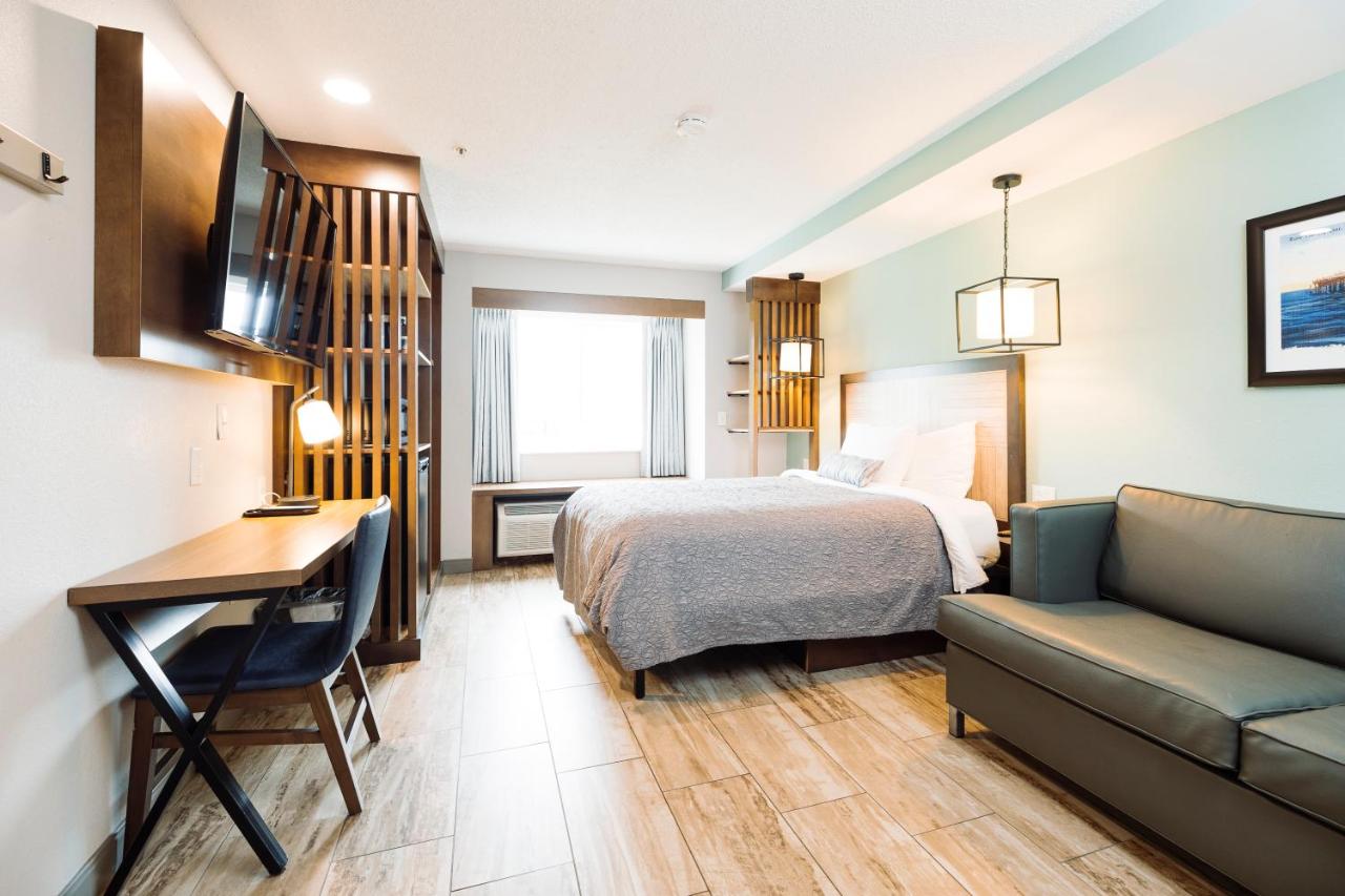 Deluxe Queen Suite at Microtel Inn & Suites by Wyndham Carolina Beach