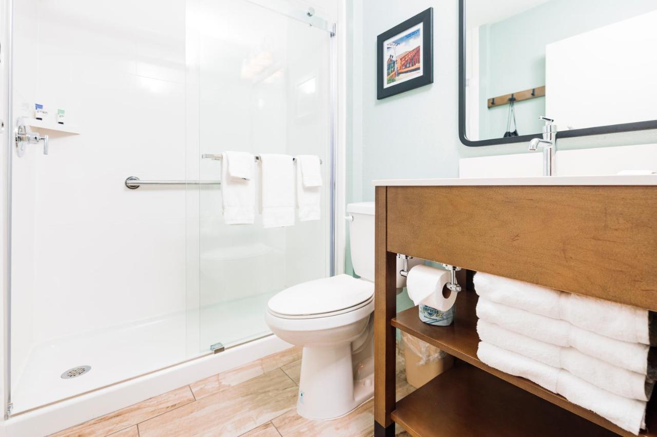 Deluxe Queen Room at Microtel Inn & Suites by Wyndham Carolina Beach