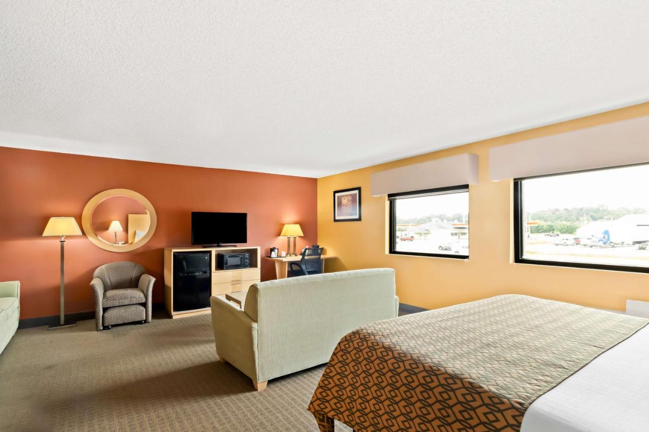 Large King Room - Non-Smoking at Best Western Paducah Inn