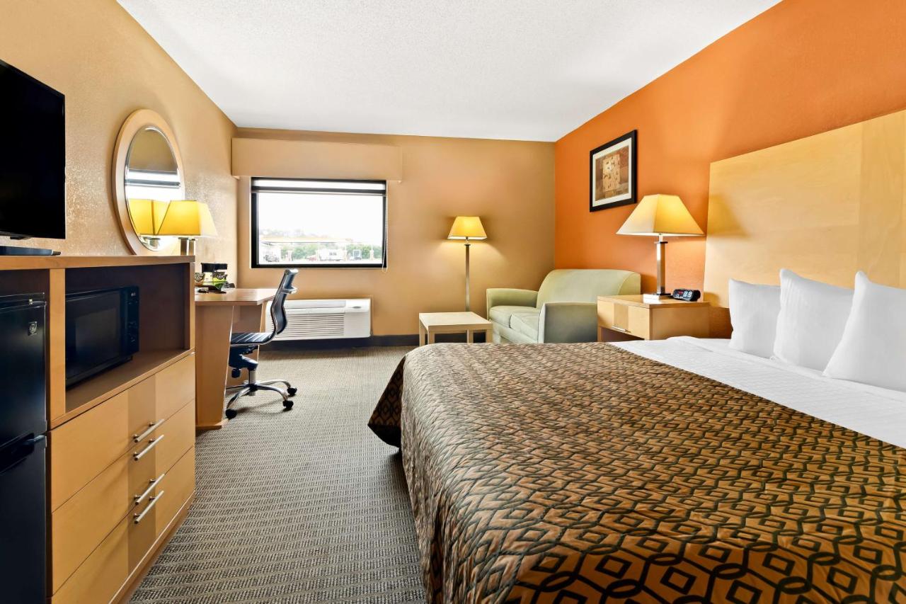 King Room - Disability Access Tub at Best Western Paducah Inn