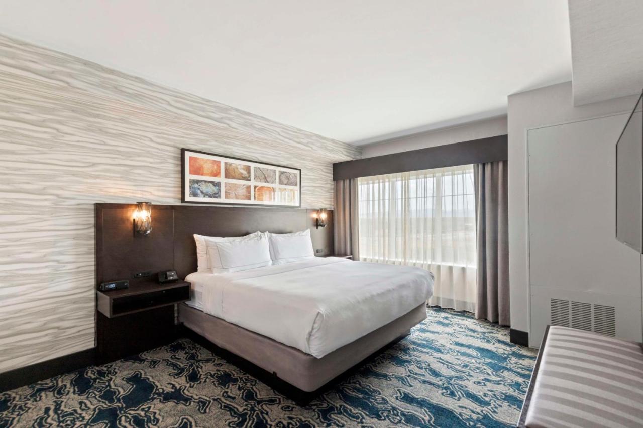 King Suite with Mountain View at Holiday Inn & Suites Front Royal Blue Ridge Shadows
