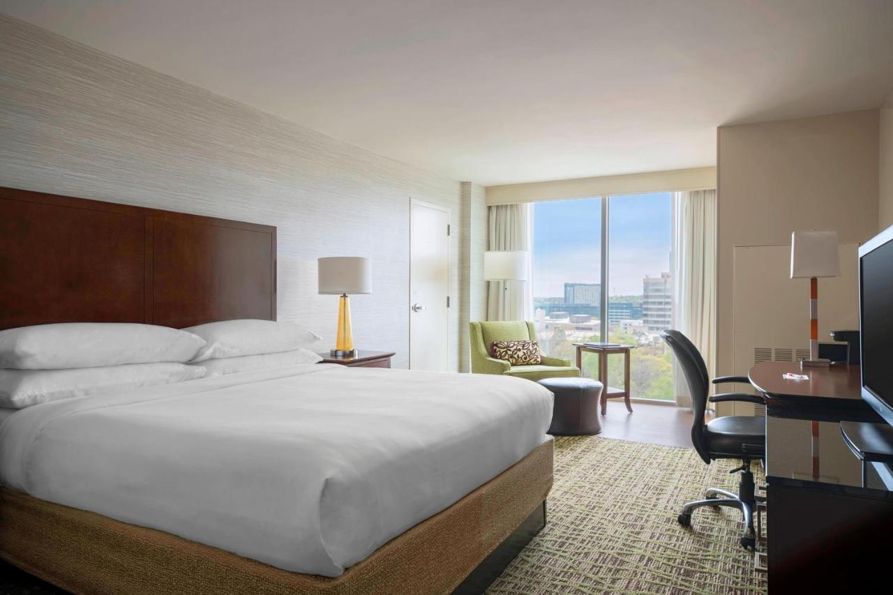 Guest Room, 1 King at Atlanta Marriott Perimeter Center