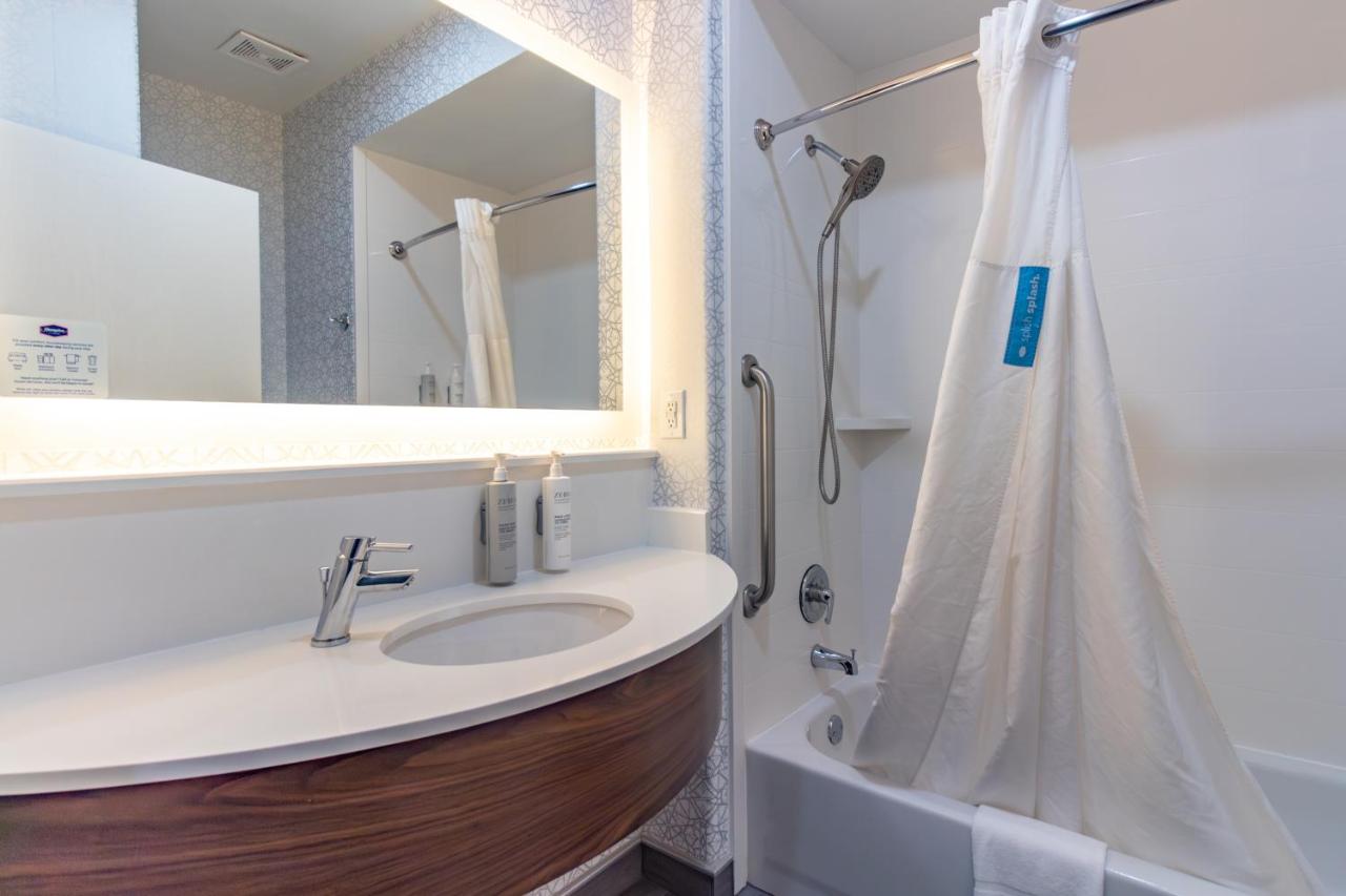 Queen Room - Non-Smoking at Hampton Inn & Suites Denton