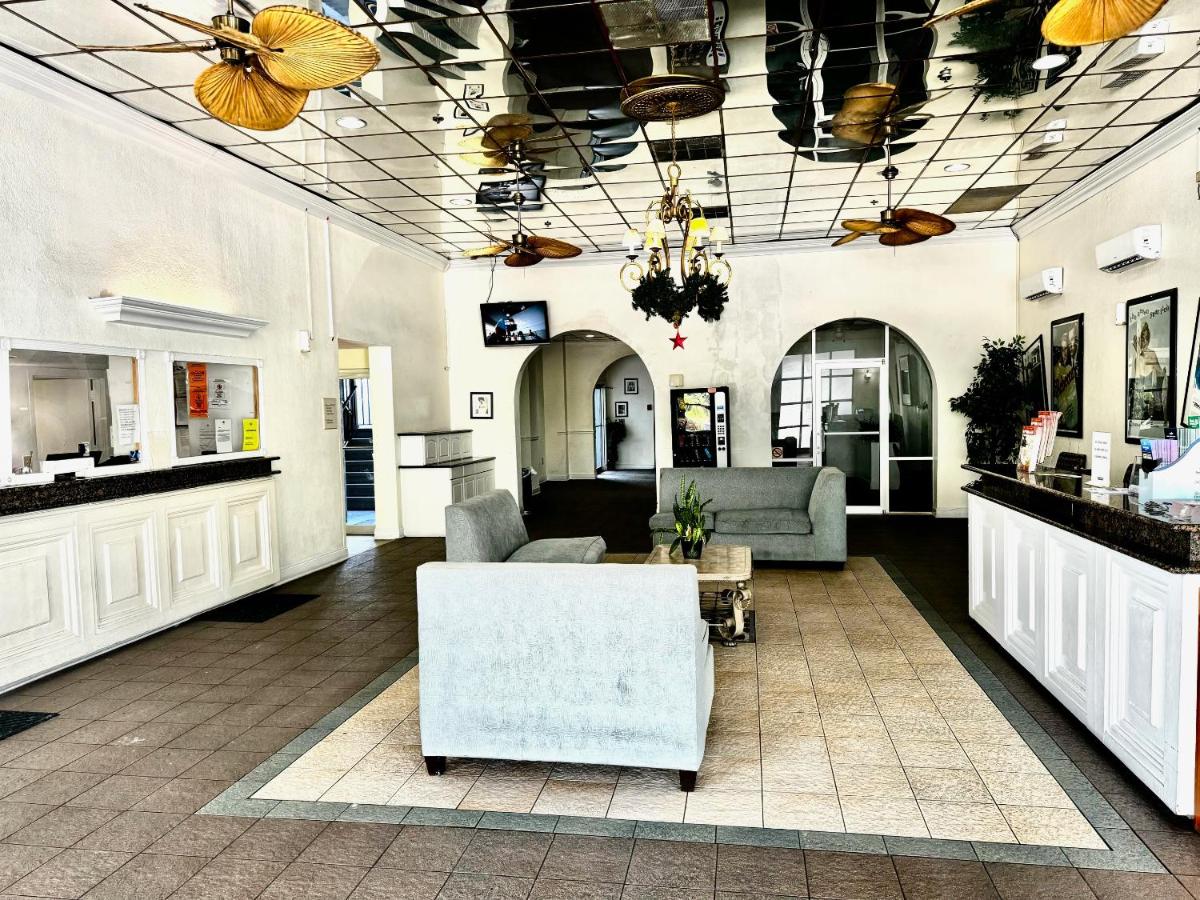 | Monumental Movieland Hotel