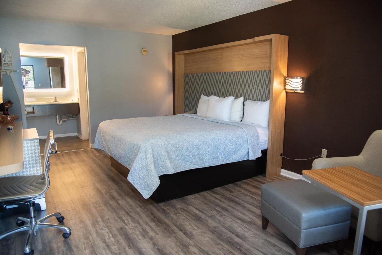 | Columbus Inn and Suites