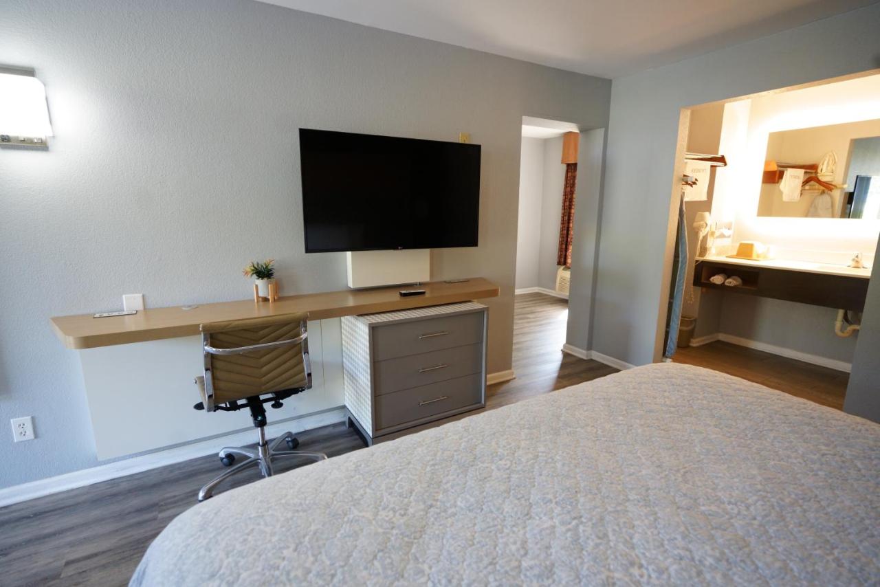 | Columbus Inn and Suites
