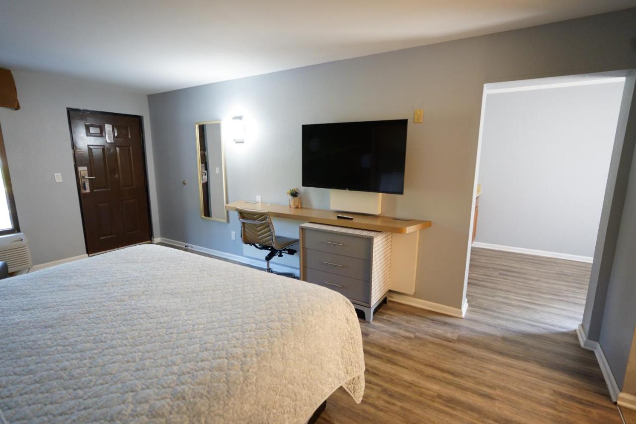 | Columbus Inn and Suites