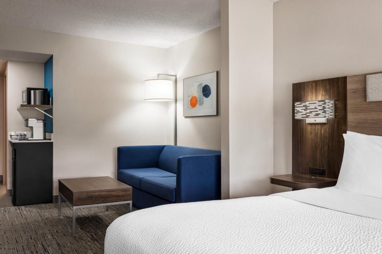 King Suite - Disability Access at Holiday Inn Express Hotel & Suites Birmingham-Irondale(East) by IHG