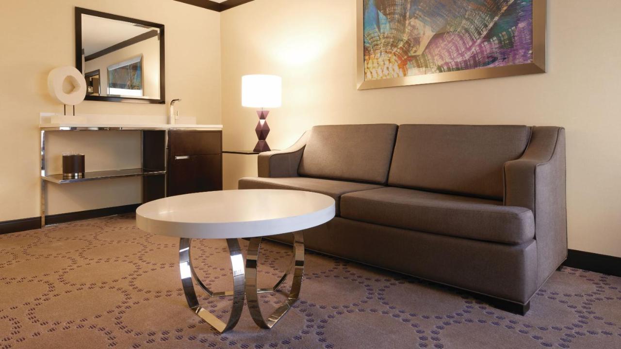 Mountain Executive King Suite + 2 Queens at Harrah's Las Vegas – A Caesars Rewards Destination