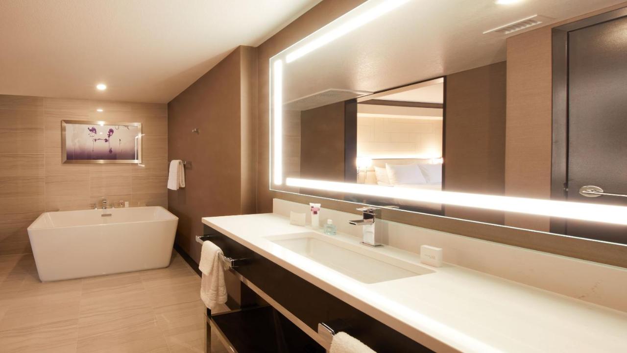 Mountain Executive King Suite + 2 Queens at Harrah's Las Vegas – A Caesars Rewards Destination