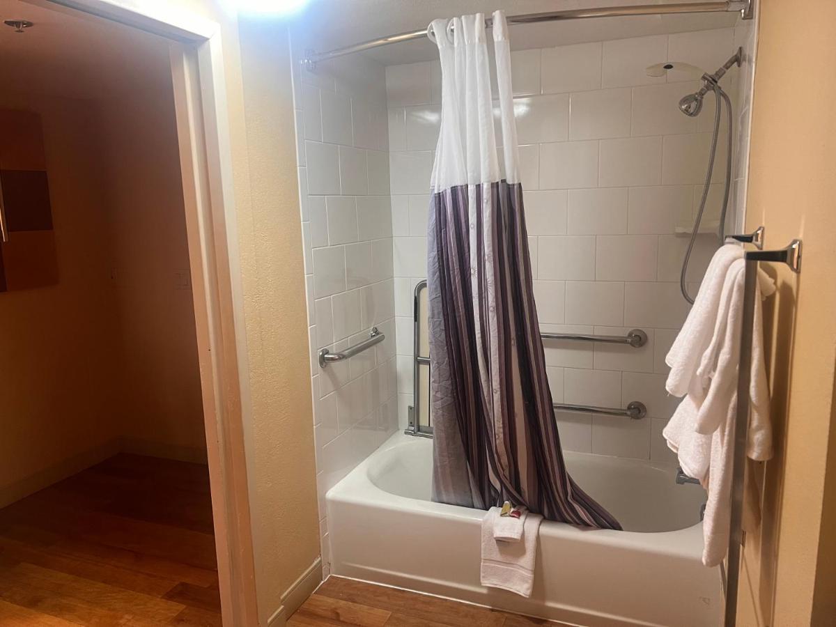 King Room - Mobility Access/Non-Smoking at La Quinta Inn & Suites by Wyndham West Palm Beach Airport