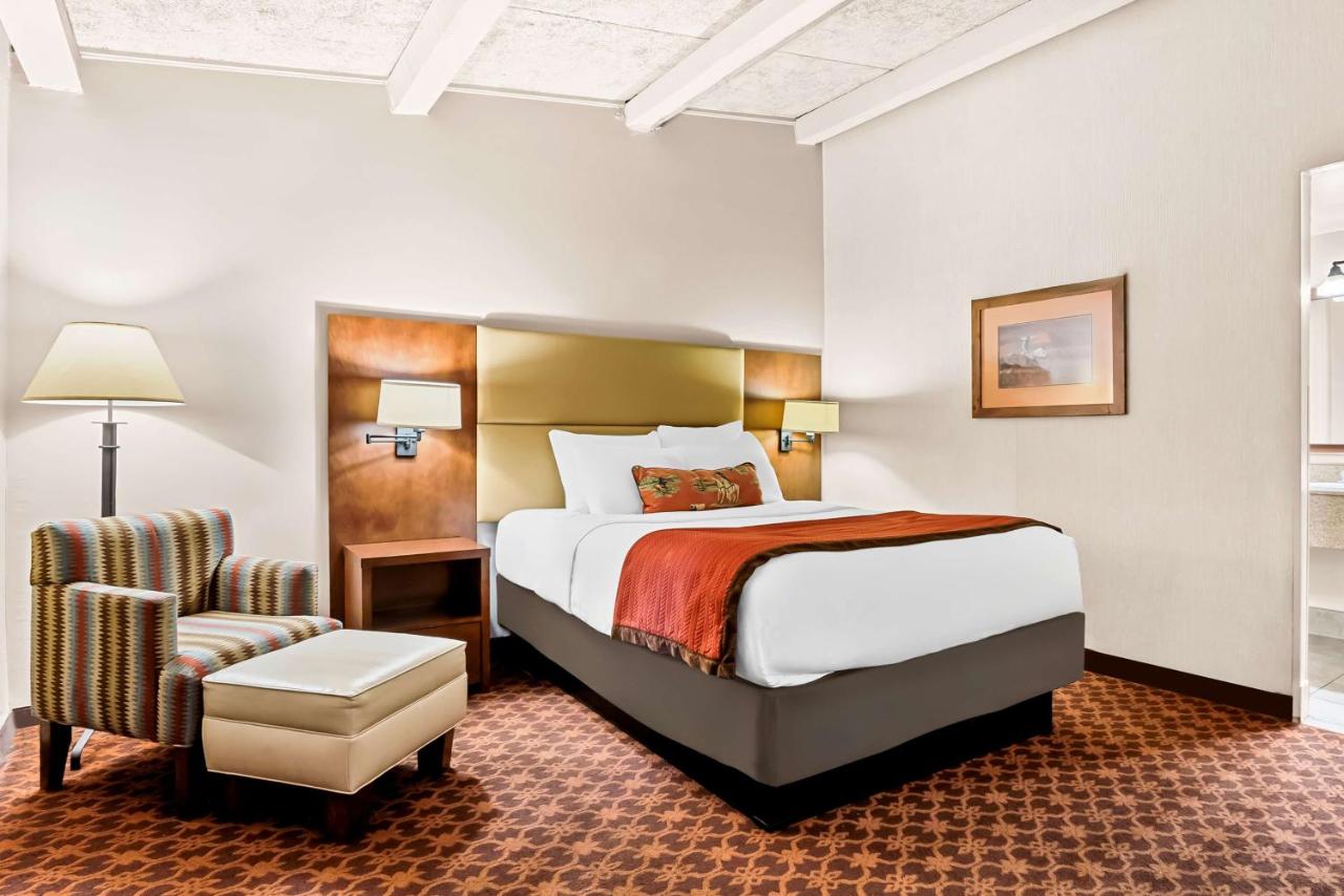Room #32425619 at Best Western Outlaw Inn
