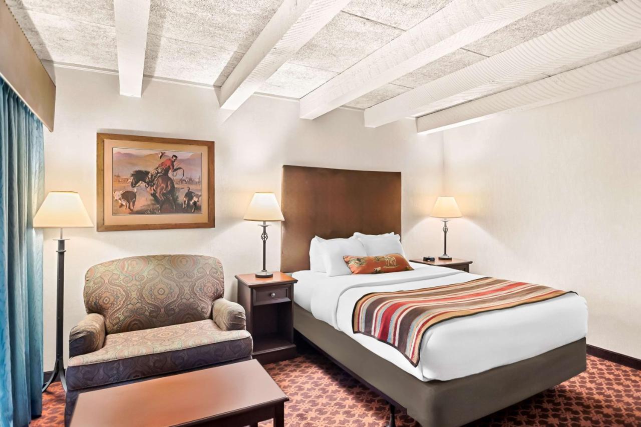 Room #32425618 at Best Western Outlaw Inn