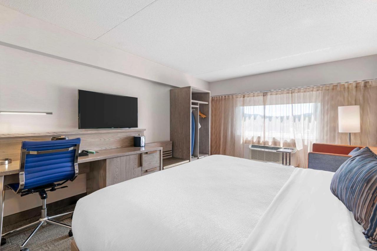 King Room with Sofa Bed at Best Western Plus Landmark Inn