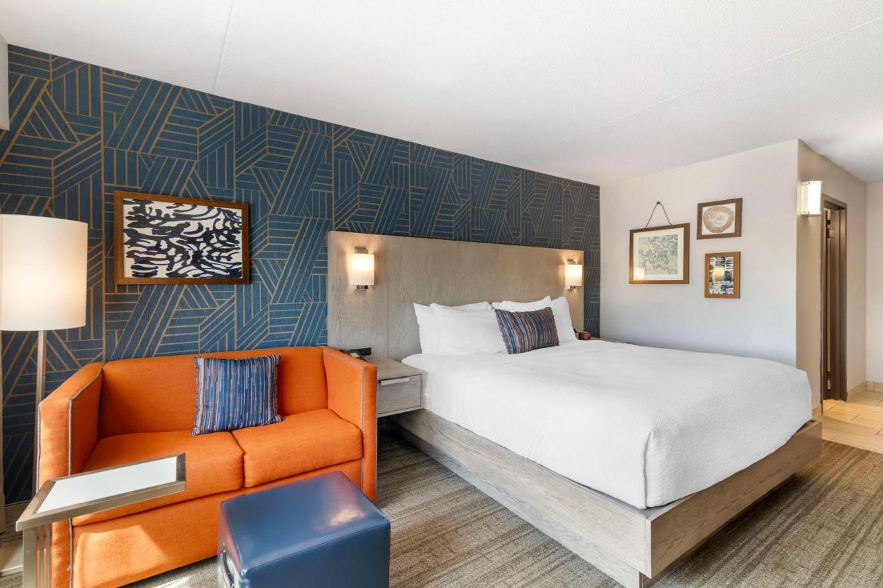 King Room with Sofa Bed at Best Western Plus Landmark Inn