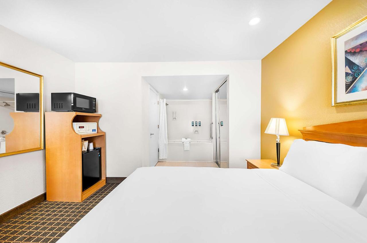 Queen Suite with Jettet Tub at SureStayPlus Hotel by Best Western San Jose Central City