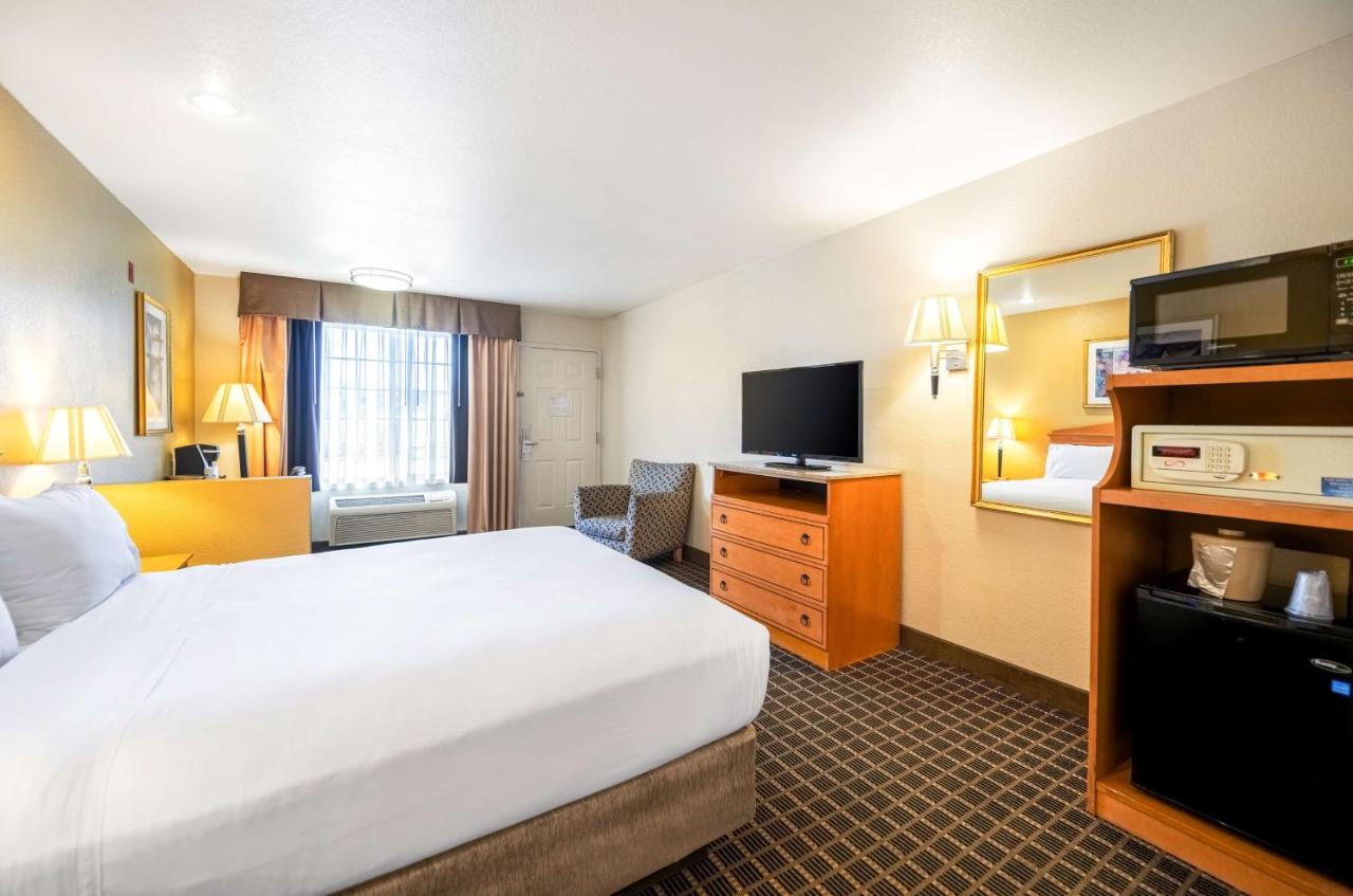 Queen Suite with Jettet Tub at SureStayPlus Hotel by Best Western San Jose Central City