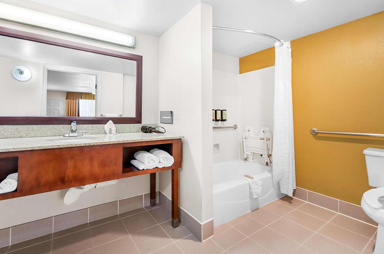 Queen Room with Bath Tub - Disability Access at SureStayPlus Hotel by Best Western San Jose Central City
