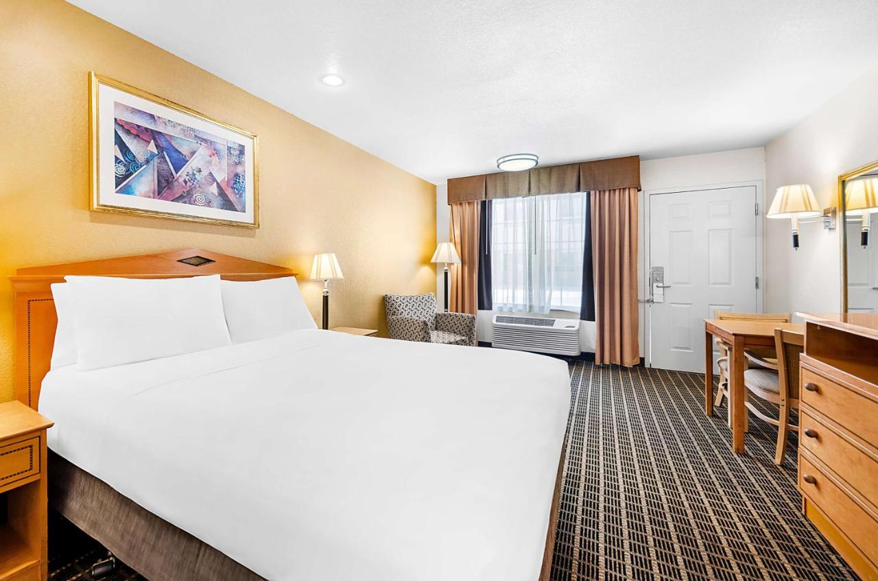 Queen Room with Bath Tub - Disability Access at SureStayPlus Hotel by Best Western San Jose Central City