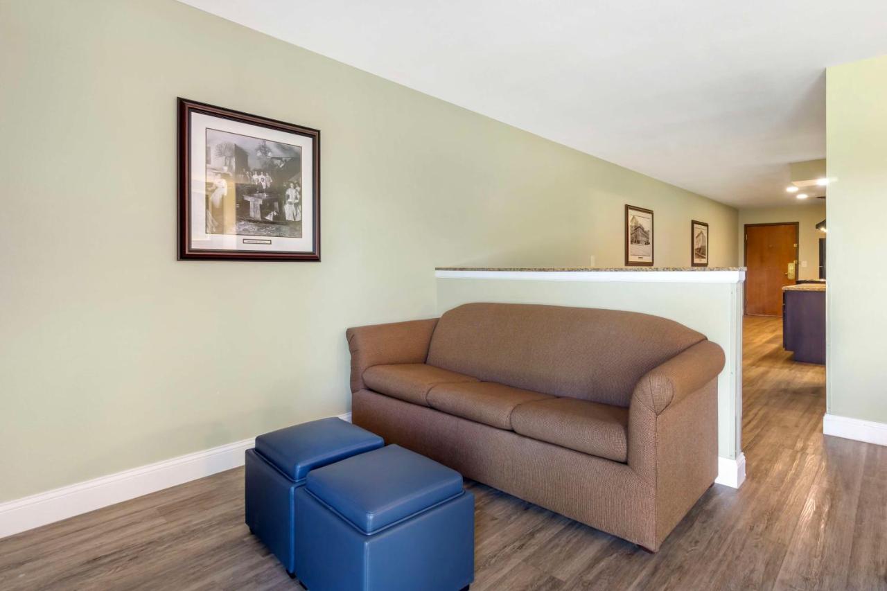 King Suite with Roll In Shower - Poolside at Best Western Plus Ahtanum Inn