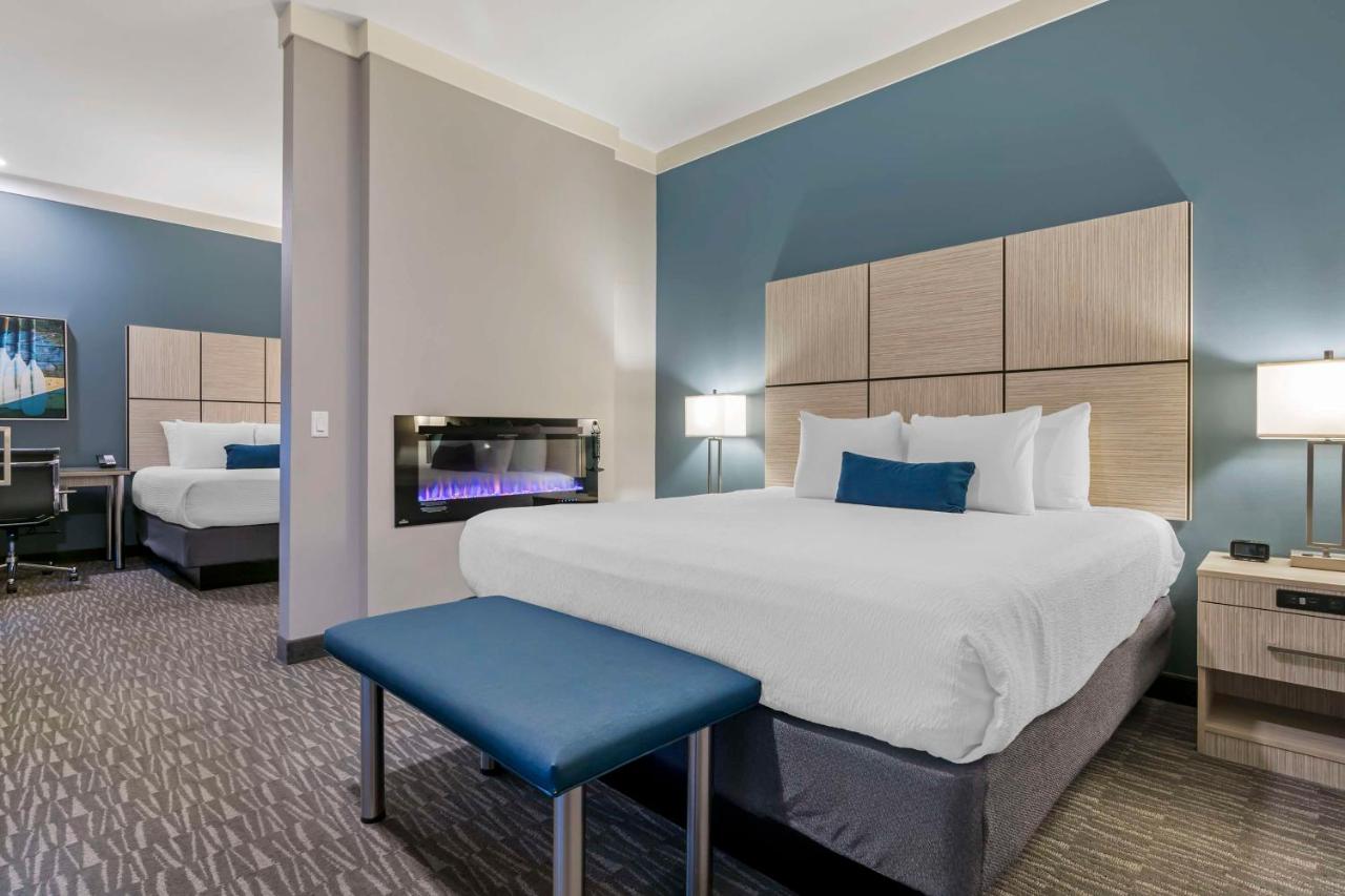 Queen Room with Two Queen Beds and Fireplace - Non-Smoking at Hotel Peppertree Bend, BW Premier Collection