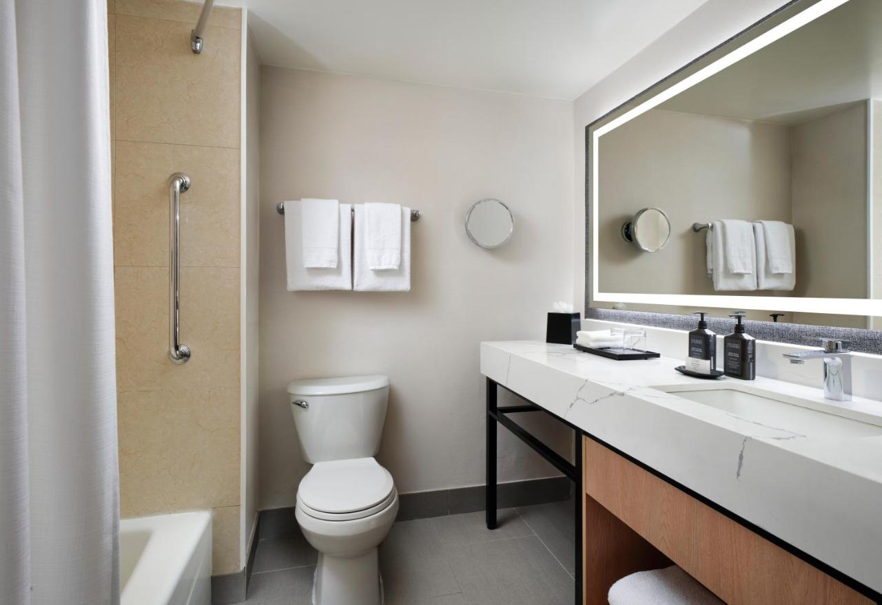 | Sheraton Ontario Airport Hotel