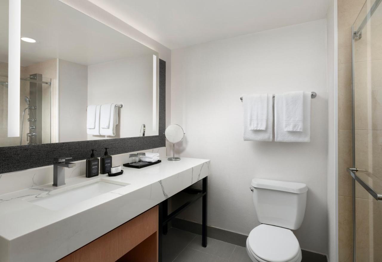 | Sheraton Ontario Airport Hotel