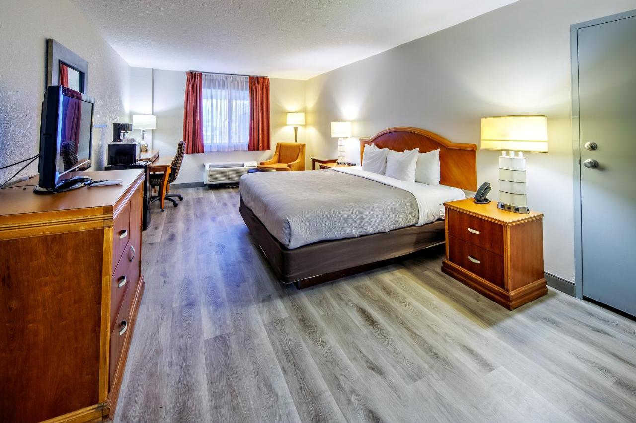 Queen Room - Non-Smoking at Quality Inn & Suites Lake Havasu City