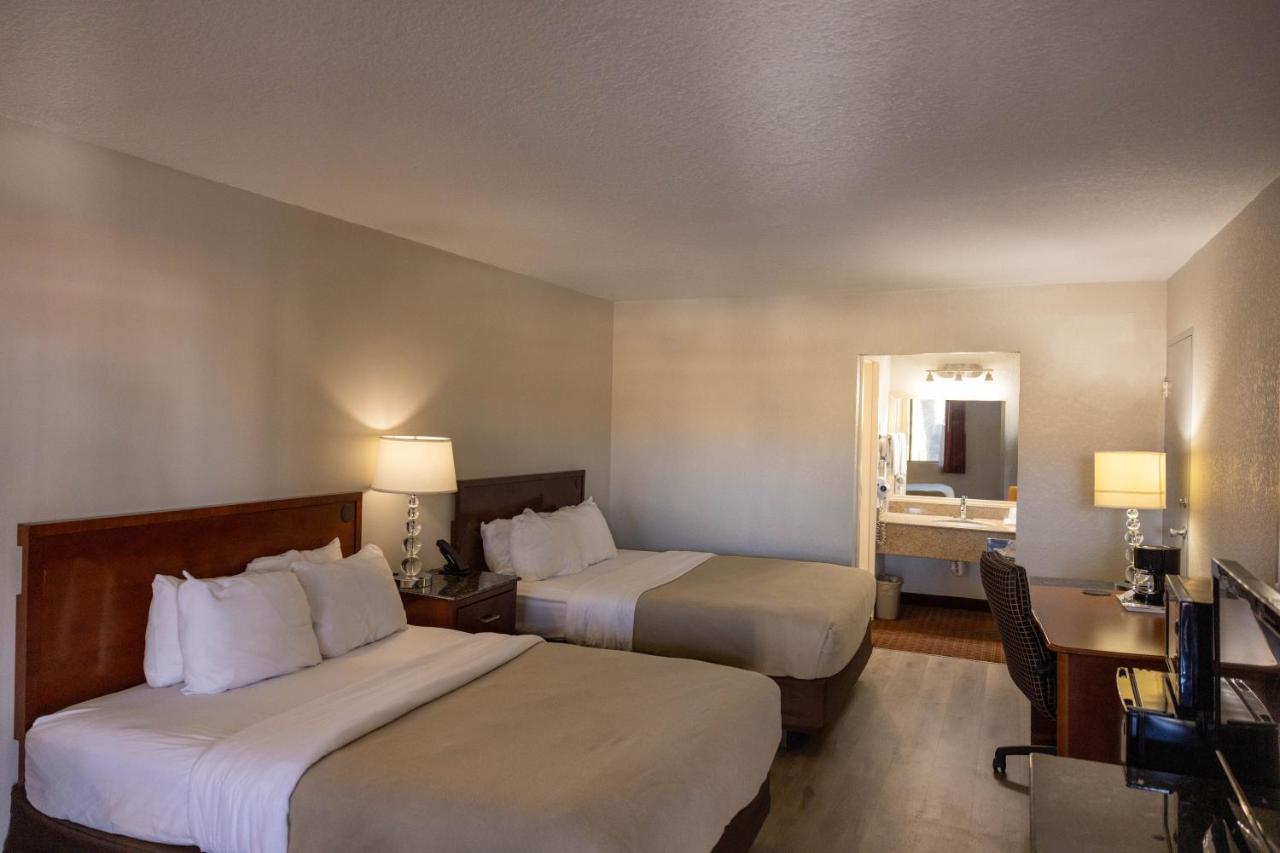 Queen Room - Non-Smoking at Quality Inn & Suites Lake Havasu City