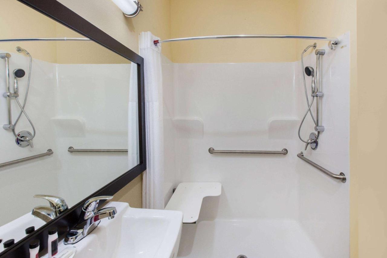 1 King Bed, Accessible Rolling Shower, Non Smoking at Days Inn by Wyndham Baton Rouge Airport
