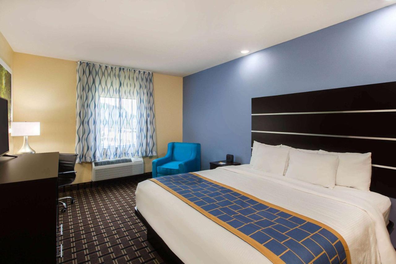 1 King Bed, Non-Smoking at Days Inn by Wyndham Baton Rouge Airport