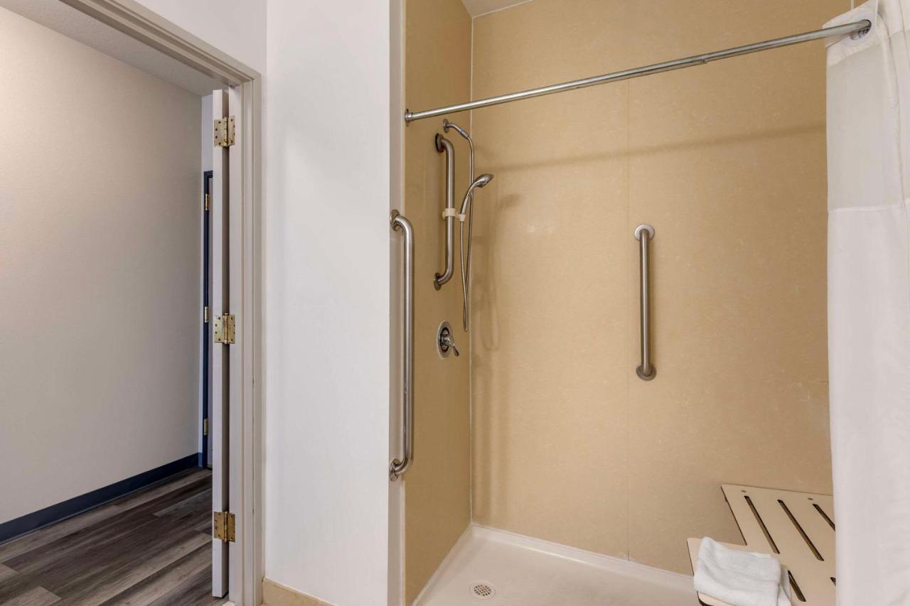 | Country Inn & Suites by Radisson, St. Peters, MO