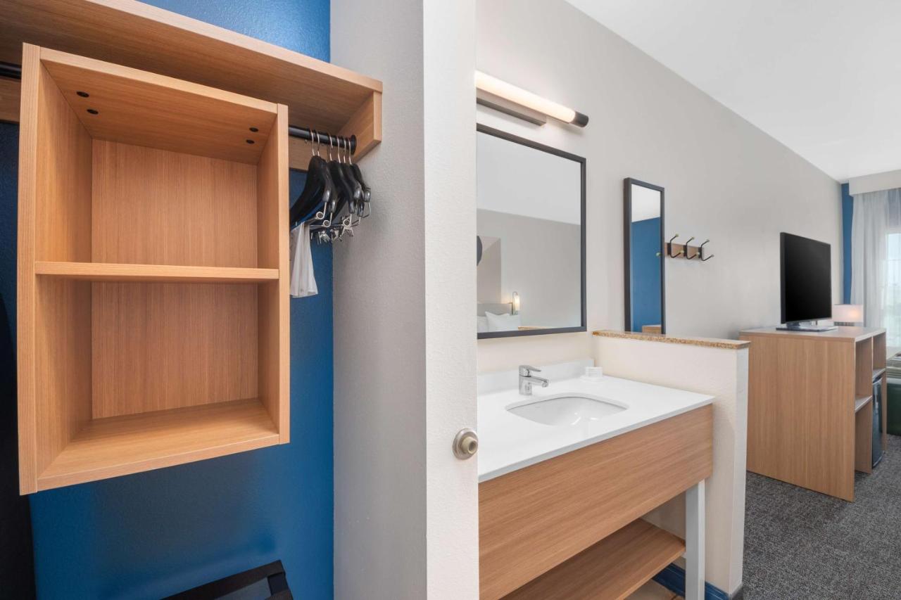 Room #47069704 at Spark by Hilton Minot