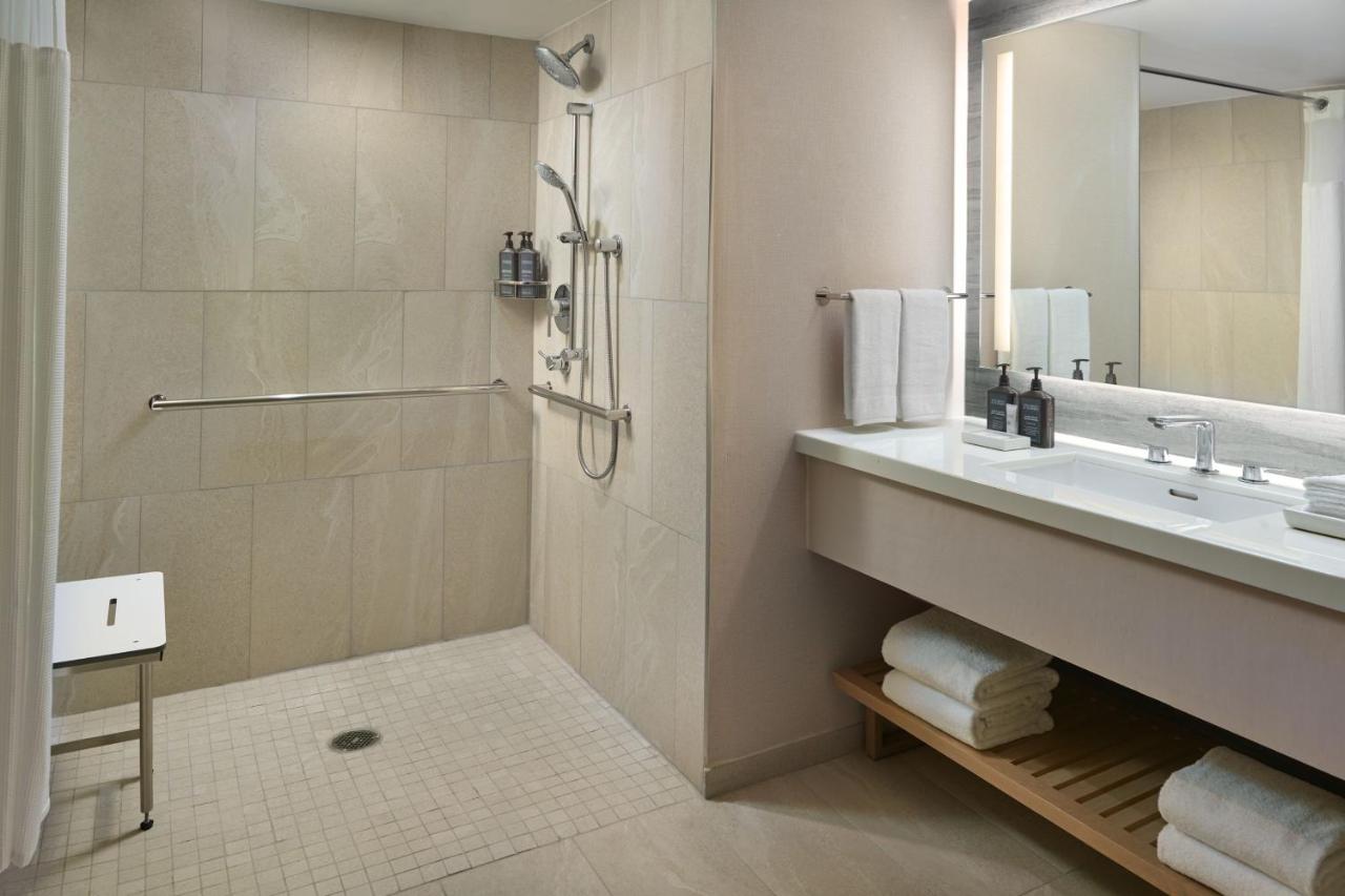 Guest Room, 1 King at Sheraton Grand Nashville Downtown