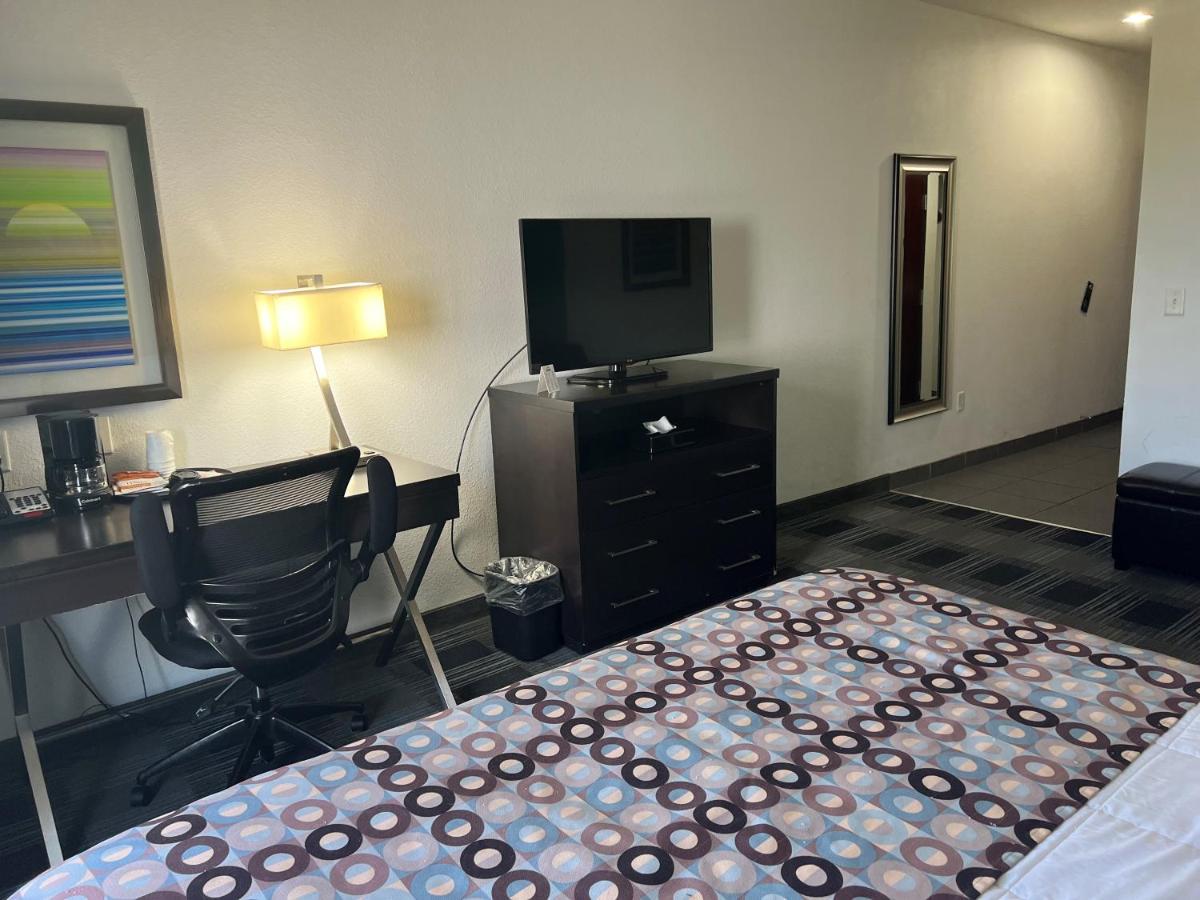 King Room - Disability Access/Non-Smoking at Days Inn by Wyndham Alva
